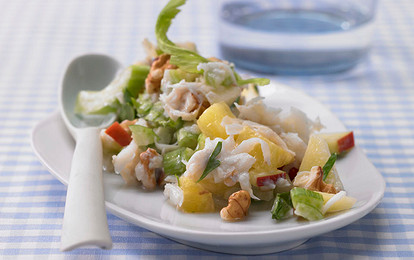 Салат Уолдорф с яблоками, сельдереем и ананасом
