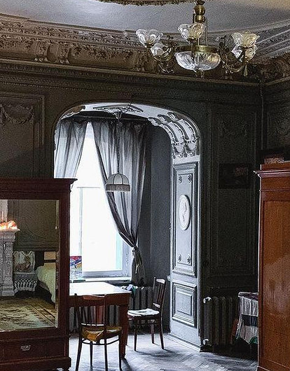 Черный ход, дровяное отопление и лепнина: какие секреты таят в себе столетние интерьеры домов Москвы и Санкт-Петербурга