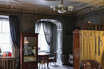 Черный ход, дровяное отопление и лепнина: какие секреты таят в себе столетние интерьеры домов Москвы и Санкт-Петербурга