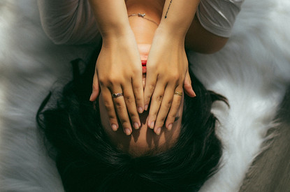 «На самом деле это не прикольно»: истории женщин, которые едят и не толстеют (но очень страдают от этого)