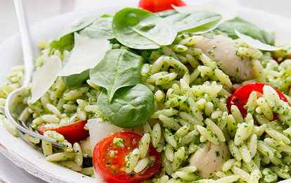 Салат с пастой орзо, курицей и соусом песто