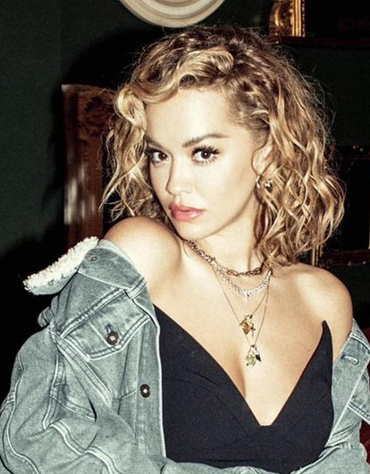 Риту Ору засняли за поцелуями с бойфрендом Тайкой Вайтити и актрисой Тессой Томпсон