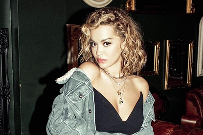 Риту Ору засняли за поцелуями с бойфрендом Тайкой Вайтити и актрисой Тессой Томпсон