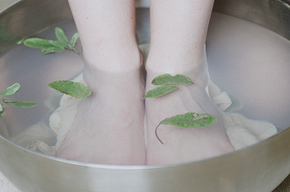 Ванночки для ног с яблочным уксусом: рецепты от тяжести, запахов, мозолей и не только