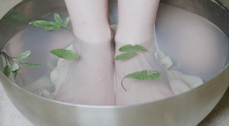 Ванночки для ног с яблочным уксусом: рецепты от тяжести, запахов, мозолей и не только