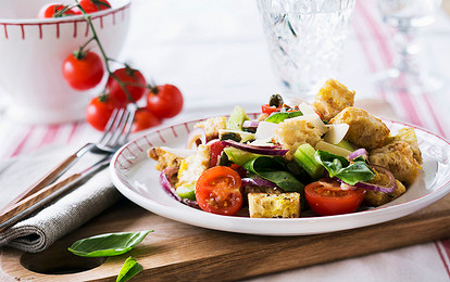 Итальянский хлебный салат c огурцами и помидорами