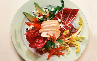 Салат кобб с беконом, куриным филе, авокадо и руколой