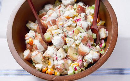 Американский картофельный салат с двумя видами огурцов и красным луком