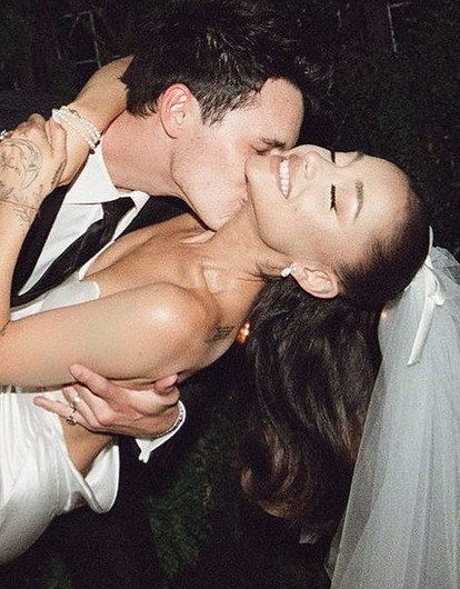 Ариана Гранде показала первые снимки с тайной свадьбы