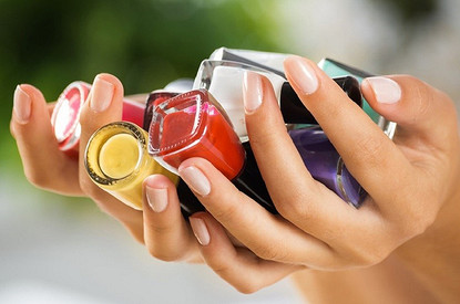 Как правильно красить ногти обычным лаком: пошаговая инструкция и 30 идей модного маникюра