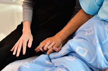 Больной родственник сводит с ума: как сделать уход за близким менее стрессовым