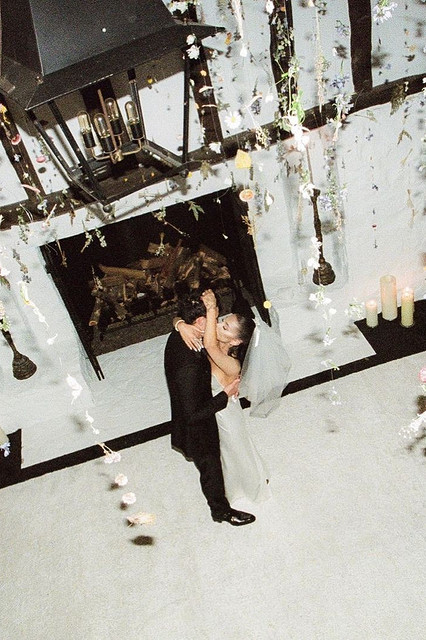 Ариана Гранде показала первые снимки с тайной свадьбы