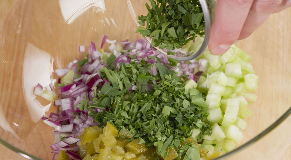 Американский картофельный салат с двумя видами огурцов и красным луком - фото шага 7