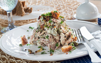 Салат из стейка с жареным луком, сухариками и эстрагоном