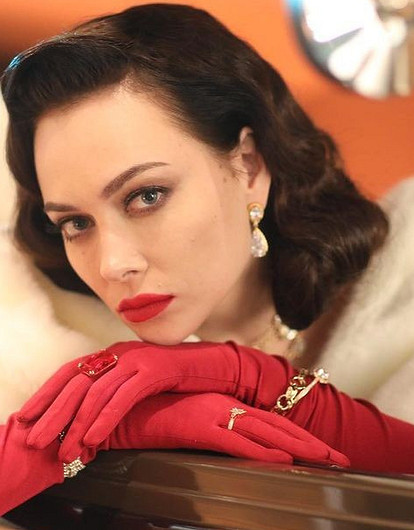 Настасья Самбурская перекрасила волосы в стиле Круэллы Де Виль