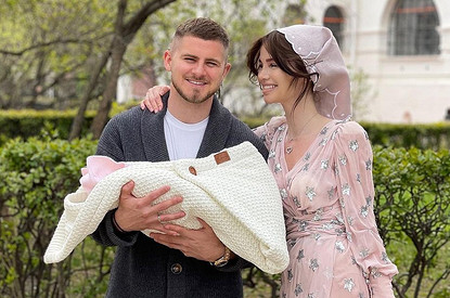 Алекса впервые показала лицо дочери после крещения