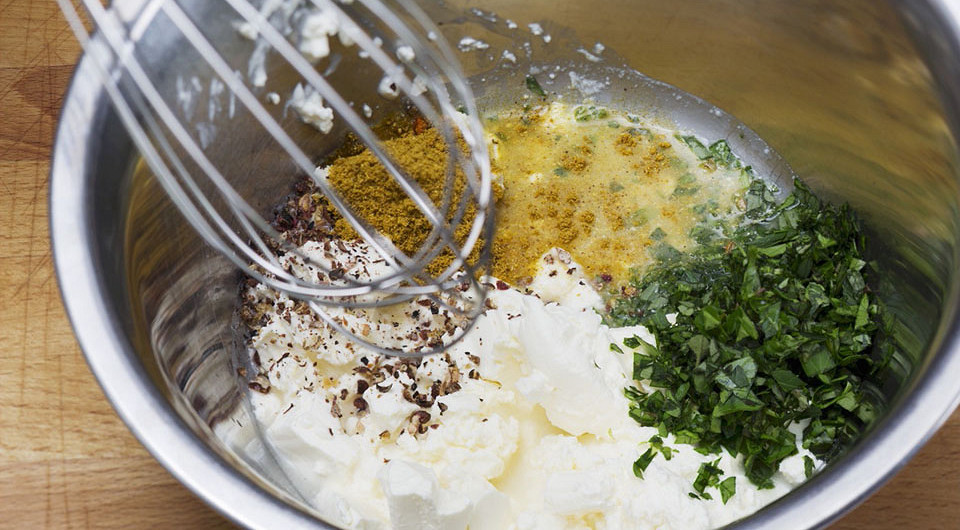 Салат из стейка с жареным луком, сухариками и эстрагоном - фото шага 7