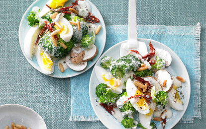 Салат из яиц и брокколи с сушеными томатами и шампиньонами