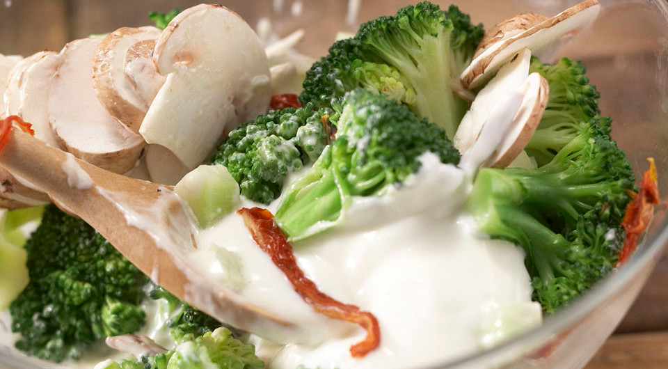 Салат из яиц и брокколи с сушеными томатами и шампиньонами - фото шага 7