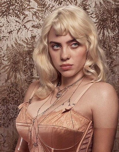 Билли Айлиш оправдалась за откровенную фотосессию, которая побила рекорд в Instagram