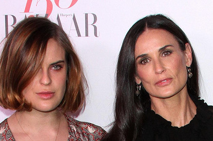 Дочь Деми Мур и Брюса Уиллиса объявила о помолвке (видео)