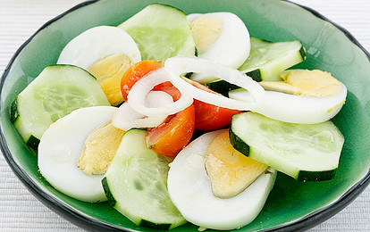Салат из свежих огурцов, яиц и репчатого лука
