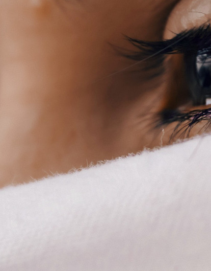 «Выросла — возненавидела»: 7 историй людей, которые стали жертвами травли собственных родителей