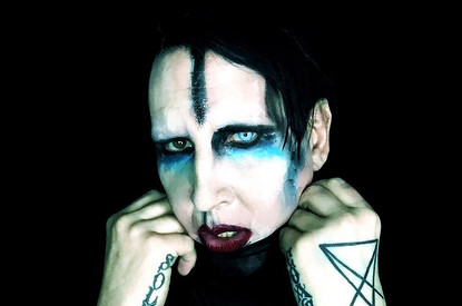 «Мне промыли мозги»: модель обвинила Мэрилина Мэнсона в насилии и издевательствах