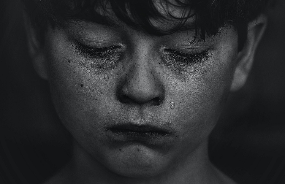 «Выросла — возненавидела»: 7 историй людей, которые стали жертвами травли собственных родителей