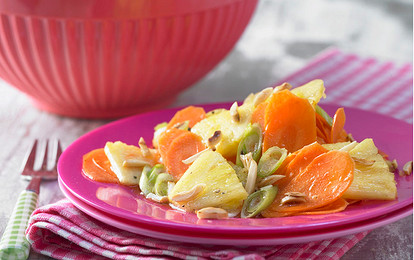 Салат из моркови и ананаса с зеленым луком и миндалем