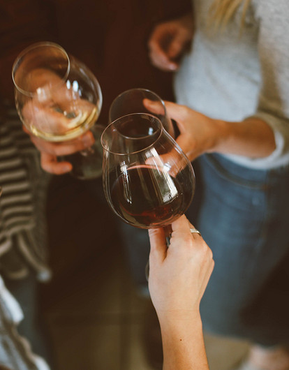 Как правильно держать бокал с вином: основы этикета и советы для красивого кадра