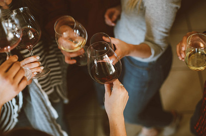 Как правильно держать бокал с вином: основы этикета и советы для красивого кадра