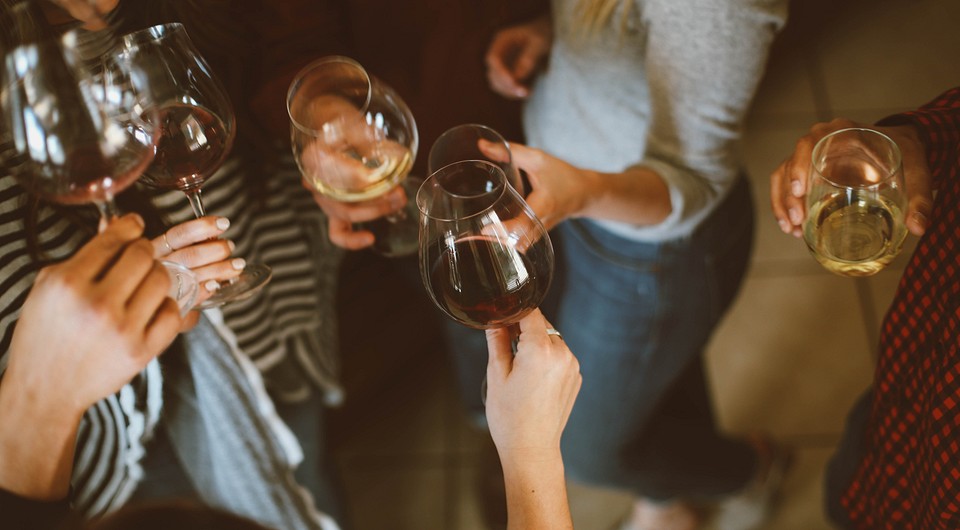 Как правильно держать бокал с вином: основы этикета и советы для красивого кадра