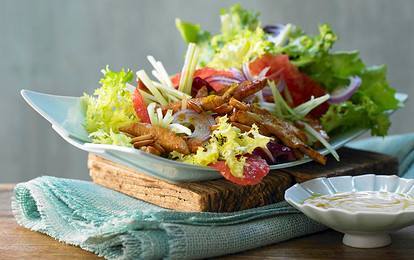 Салат с кедровыми орехами, индейкой, грейпфрутами и сельдереем