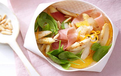 Салат с апельсинами, спаржей и ветчиной