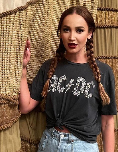 «Мы хайпанули»: худрук МХАТ объяснил, почему взял Бузову в спектакль о молодом Сталине (видео)