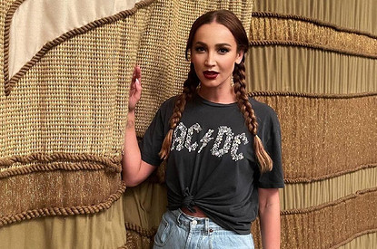 «Мы хайпанули»: худрук МХАТ объяснил, почему взял Бузову в спектакль о молодом Сталине (видео)