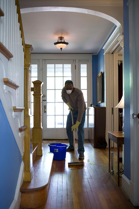 Некоторые люди наводят порядок дома только в выходные. Постоянное откладывание уборки сильно усложняет жизнь. Профессионалы рекомендуют уделять бытовым делам ежедневно 10-15 минут.Совет:...