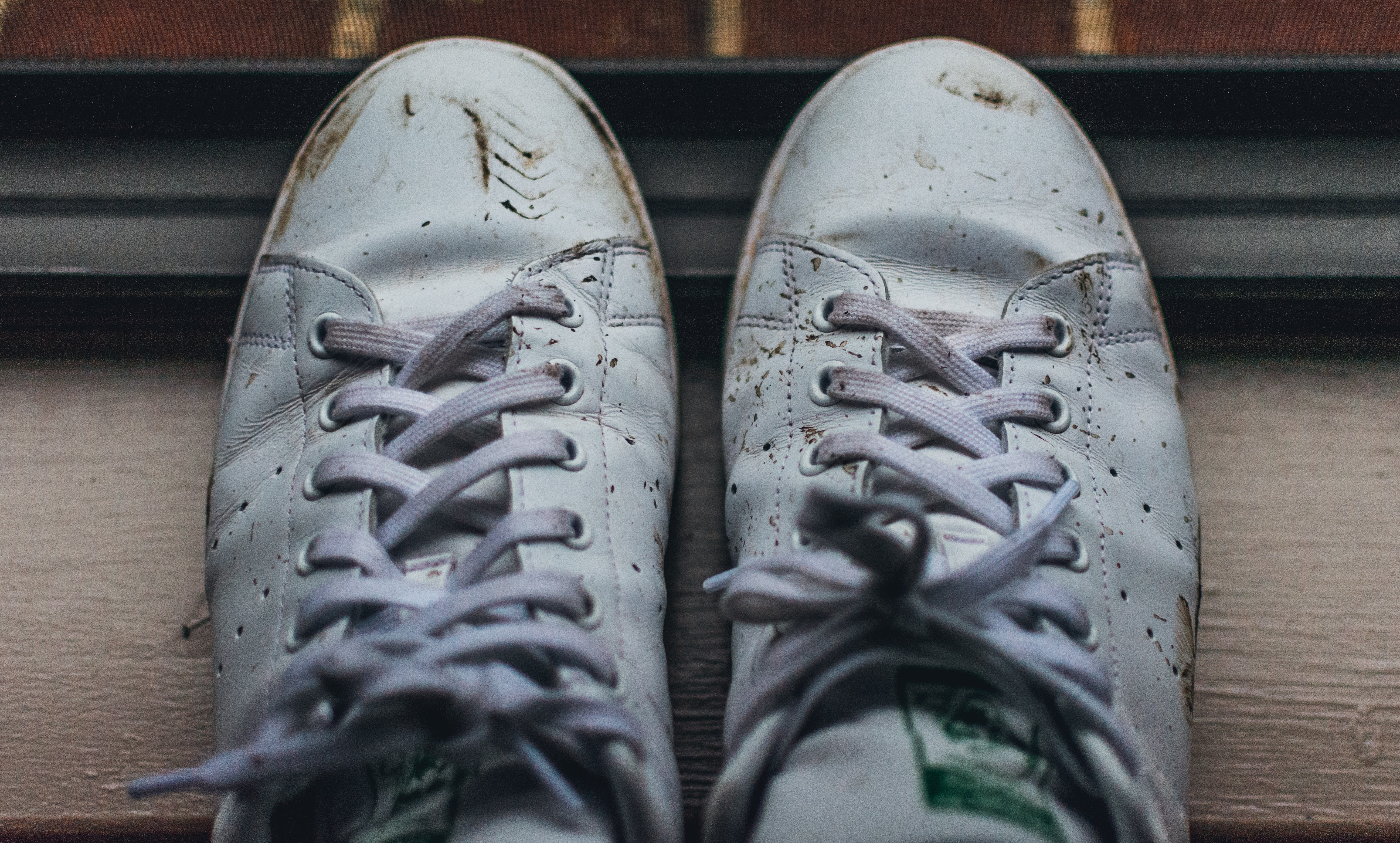 Как отмыть белые кроссовки в домашних условиях: 9 способов отбелить ткань,кожу и очистить подошву