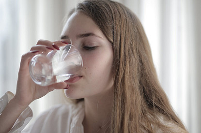 Запивать еду: польза для фигуры и здоровья или вредная привычка?