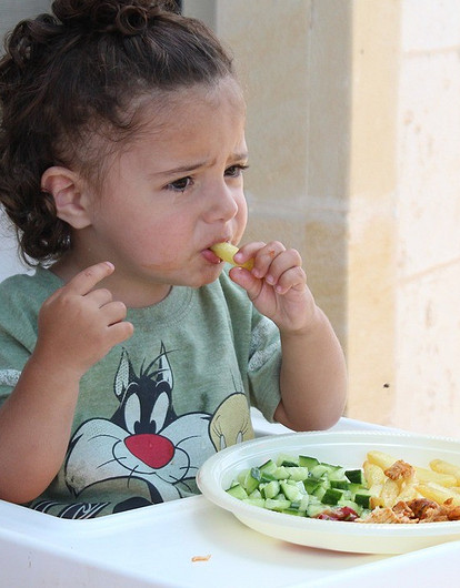 Как накормить ребенка-малоежку: гид для родителей