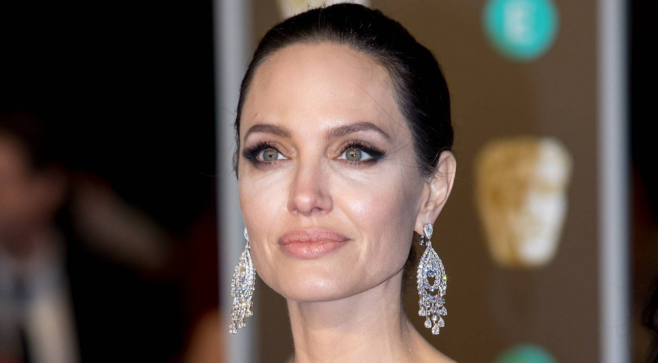 Анджелина Джоли познакомила детей от Брэда Питта с бывшим мужем Джонни Ли Миллером