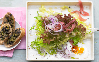 Салат с яйцами пашот, ветчиной, красным луком и маслинами