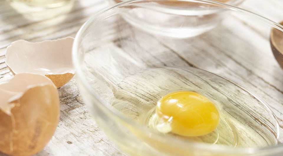 Салат с яйцами пашот, ветчиной, красным луком и маслинами - фото шага 6