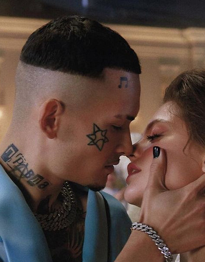 «Выхожу за жену»: девушка Моргенштерна сделала ему предложение в синагоге (видео)