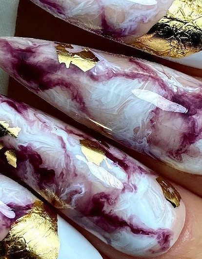 Стразы, лунки, кошачий глаз: какие ногти вышли из моды в 2021 году