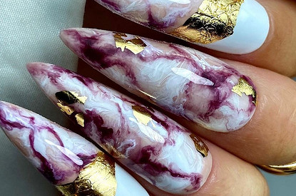 Стразы, лунки, кошачий глаз: какие ногти вышли из моды в 2021 году