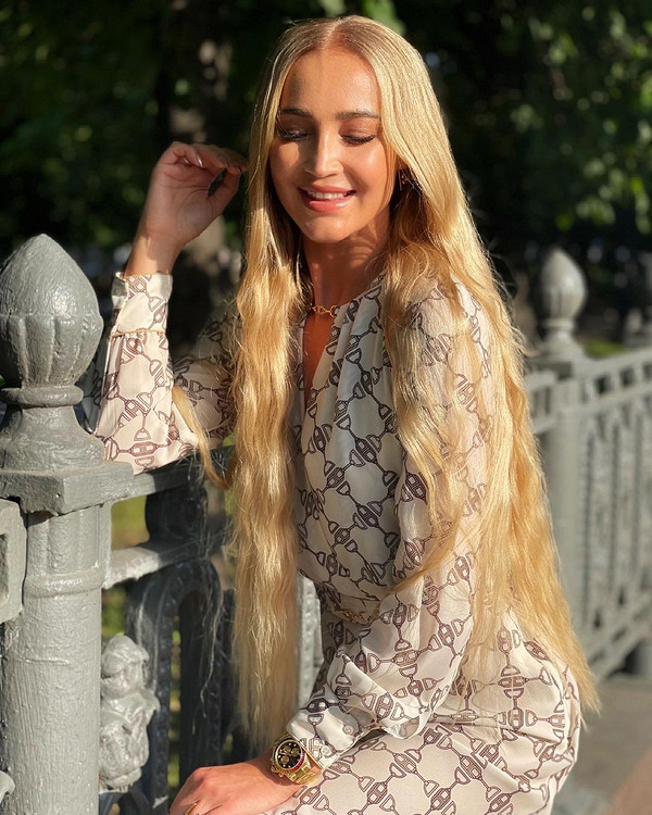 «Возвращение к истокам»: Ольга Бузова перекрасилась в блондинку (как 17 лет назад)