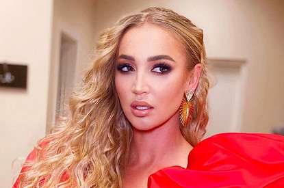 Ольга Бузова чуть не упала из-за своего платья на фестивале «Жара» (видео)