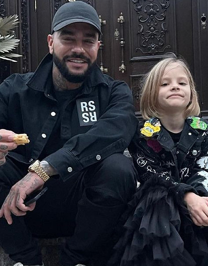 Тимати подарил семилетней дочке кольцо с желтым бриллиантом за несколько миллионов рублей (видео)